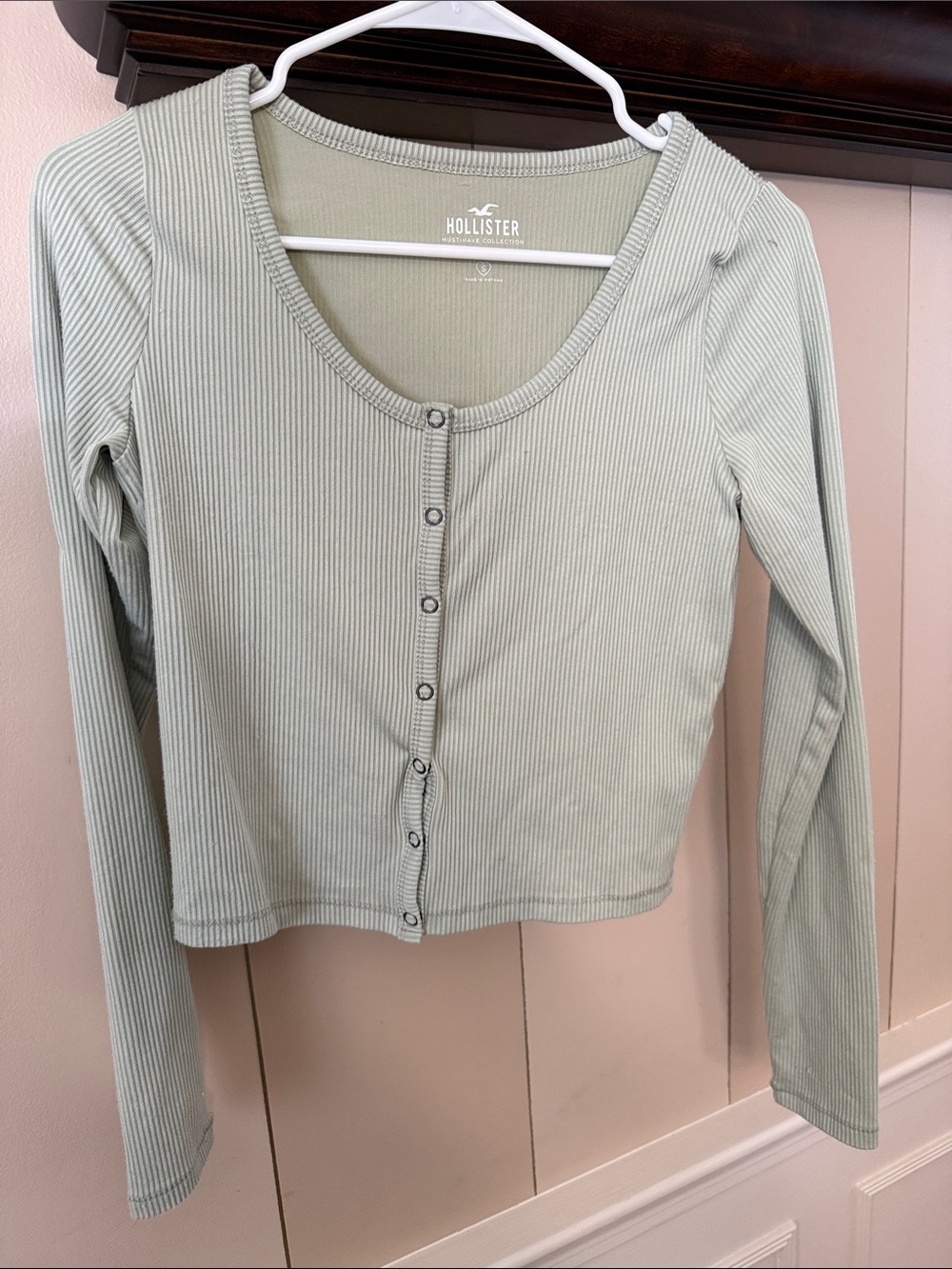 Hollister Light Sage Ribbed Button-Up Long Sleeve Top (crop) women’s small.